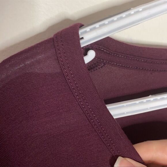 Athleta Cloudlight Relaxed V-Neck Maroon Tee XS - Picture 4 of 6